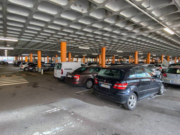 voitures multiples garées dans un grand parking d’un centre commercial de supermarché dans français ville - editorial safety in a row industry photos et images de collection