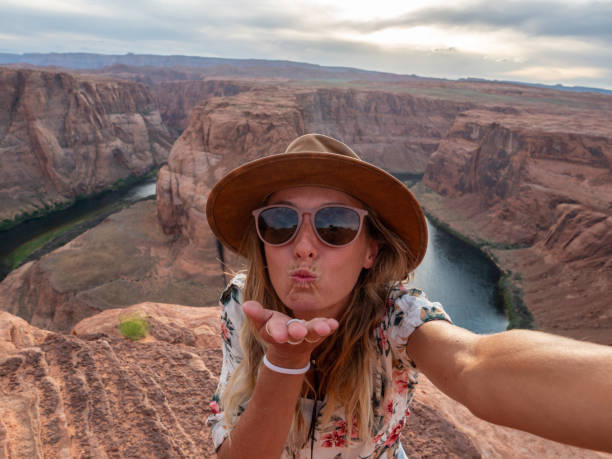 jovem tirando selfie na curva ferradura no arizona, eua - myspace internet facebook web page - fotografias e filmes do acervo