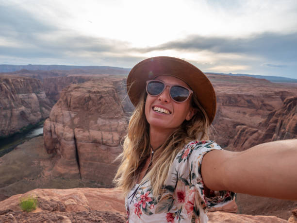 jovem tirando selfie na curva ferradura no arizona, eua - myspace internet facebook web page - fotografias e filmes do acervo