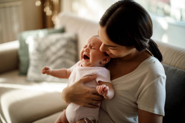 newborn baby crying in mother hands - colic imagens e fotografias de stock