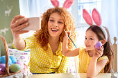 junge-mutter-und-ihr-kleines-kind-machen-selfie-am-ostertag.jpg?b=1&s=170x170&k=20&c=QJ0wQYWgWDzfuDO8wD8dCqDAy0js95NL0etoBKk0Knk=