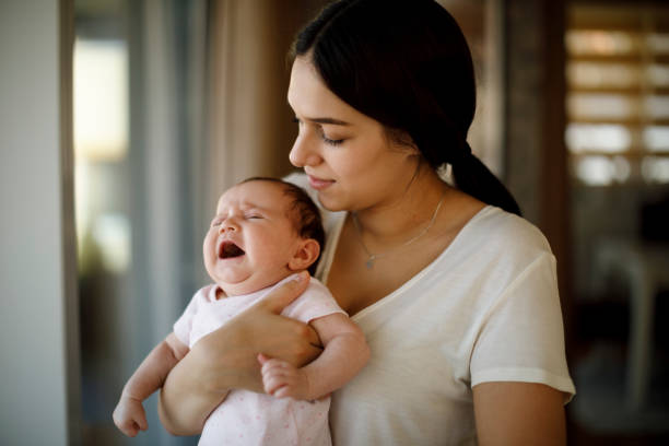 newborn baby crying in mother hands - colic imagens e fotografias de stock