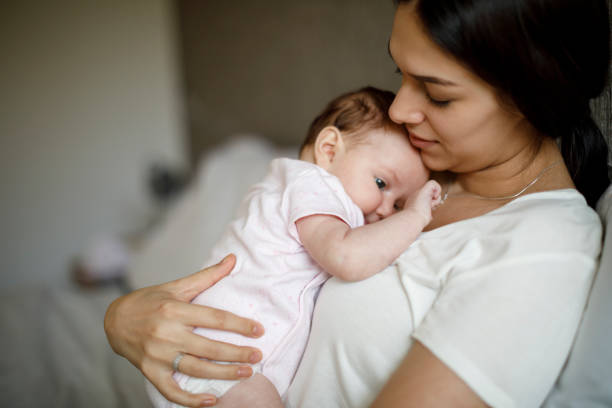 madre y bebé en casa - enfermedad fotos fotografías e imágenes de stock