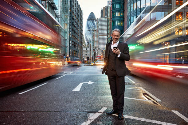 empresario caucásico sonriente de pie en london street - front view bus photography day fotografías e imágenes de stock