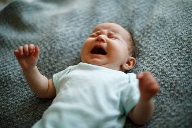 bebé recién nacido llorando - bebé fotografías e imágenes de stock