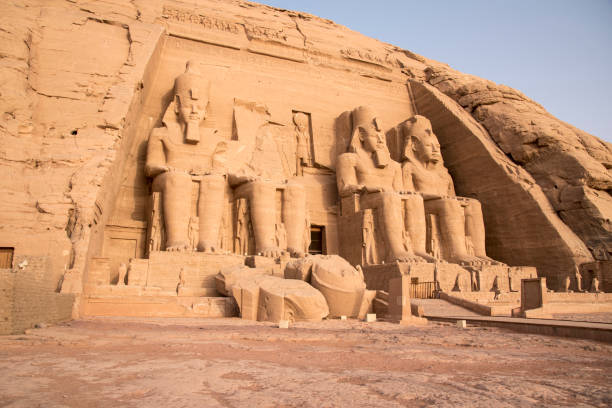 templo egípcio antigo construído por ramsés ii - lake nasser - fotografias e filmes do acervo