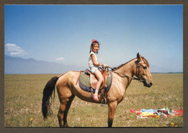 1980年代中国の小さな女の子の実生活の写真 - 1988 ストックフォトと画像