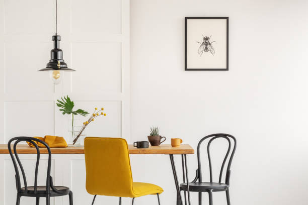 elegante silla amarilla en mesa de comedor de madera en el interior de moda - sentarse a comer fotos fotografías e imágenes de stock