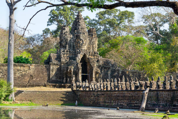 cenas incríveis de angkor thom - cambodia monk buddhism angkor wat - fotografias e filmes do acervo