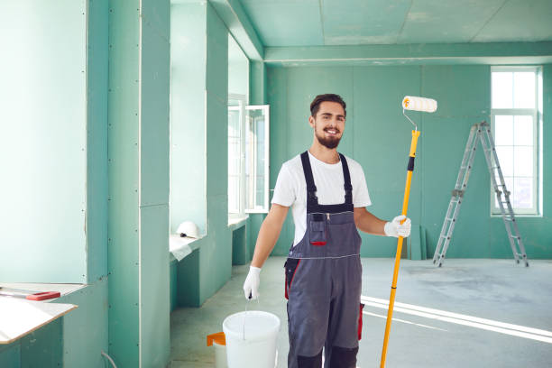 pintor barbudo operário de construção em um canteiro de obras. - paint brushing house painter wall - fotografias e filmes do acervo