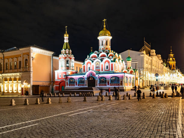 vista da catedral de kazan da praça vermelha em moscou - russia red paving stone moscow russia - fotografias e filmes do acervo