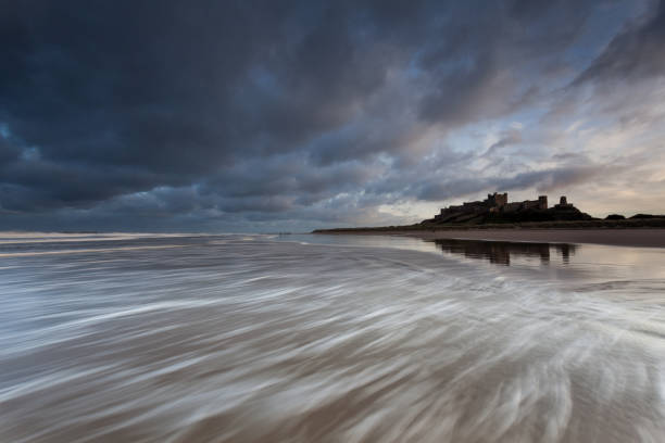 밤버그 성 및 해변, 노섬벌랜드 - bamburgh castle beach sky 뉴스 사진 이미지