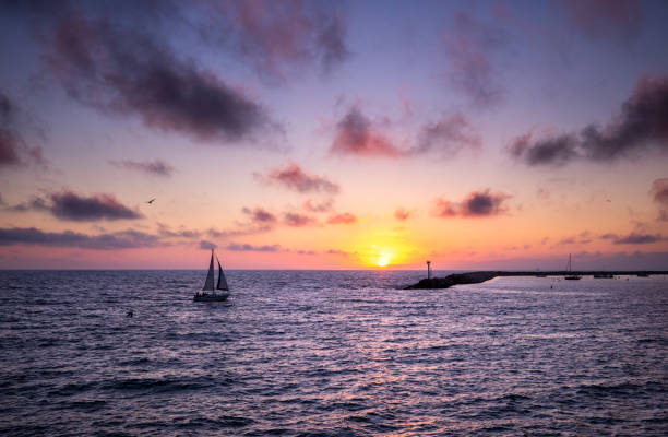 sailing in redondo beach - redondo beach imagens e fotografias de stock