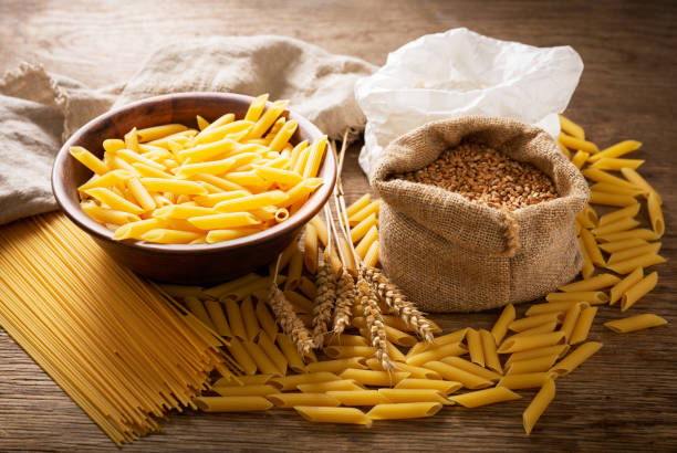 小麦粉、小麦の耳と穀物と生パスタ - wheat pasta flour italy ストックフォトと画像