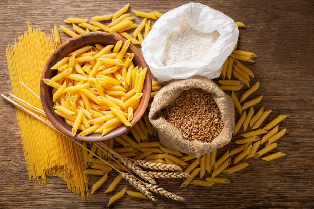 小麦粉、小麦の耳と穀物と生パスタ、トップビュー - wheat pasta flour italy ストックフォトと画像