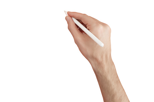 Una mano masculina sosteniendo la pluma de la tableta gráfica, lápiz óptico sobre fondo blanco photo