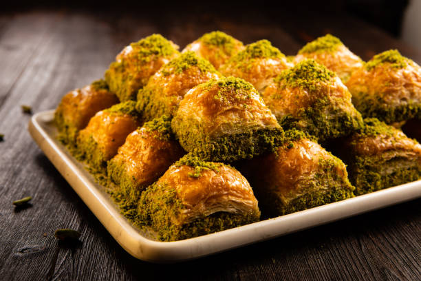 baklava da dessert turco - baklawa foto e immagini stock