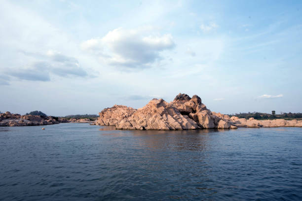 rzeka i góry - luang phabang laos thailand mekong river zdjęcia i obrazy z banku zdjęć