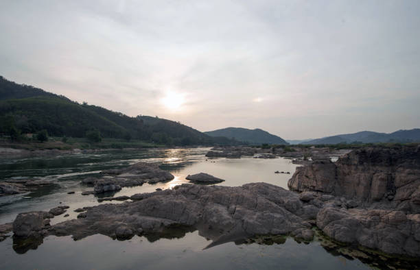 река и гора - luang phabang laos thailand mekong river стоковые фото и изображения