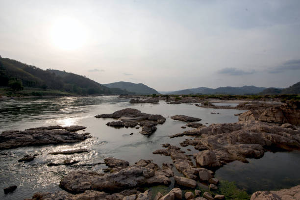 река и гора - luang phabang laos thailand mekong river стоковые фото и изображения