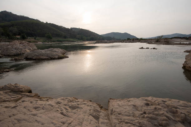 river and mountain - luang phabang laos thailand mekong river imagens e fotografias de stock