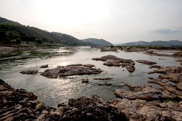 rzeka i góry - luang phabang laos thailand mekong river zdjęcia i obrazy z banku zdjęć