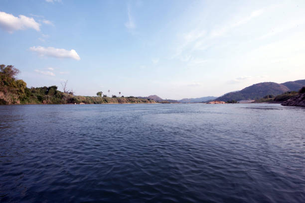 река и гора - luang phabang laos thailand mekong river стоковые фото и изображения