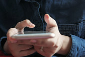 nahaufnahme-von-frauen-verwenden-smartphone.jpg?b=1&s=170x170&k=20&c=eTcxYI1UGTYFfm3DaXQYWigoq3UpoN1s6MWCCDvBnzQ=