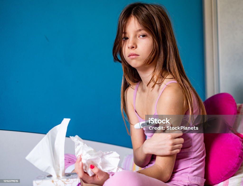 Девачки дома Милая Маленькая Больная Девочка Дома — стоковые фотографии и другие картинки Головная боль - Головная боль, Грусть, Девочки - iStock