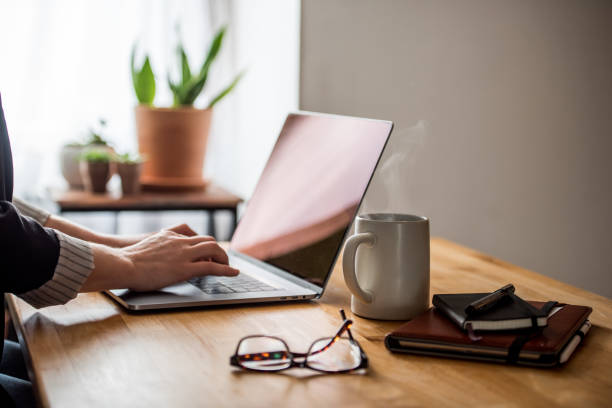 młoda kobieta pracująca z domu - computer coffee laptop business zdjęcia i obrazy z banku zdjęć