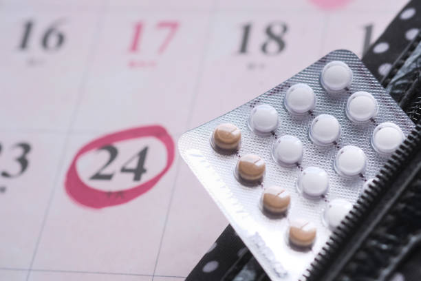 close up of birth control with calendar date - contraceção imagens e fotografias de stock