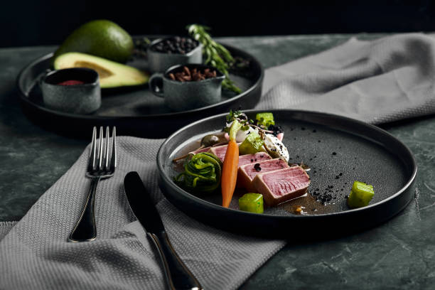 filete de atún con verduras en un plato, atún fresco en rodajas bellamente dispuesto, con verduras a la parrilla. auténtica comida japonesa - tuna steak fillet food plate fotografías e imágenes de stock