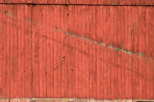 fond en bois affligé de voie d’évitement rouge de grange - barn red old door photos et images de collection