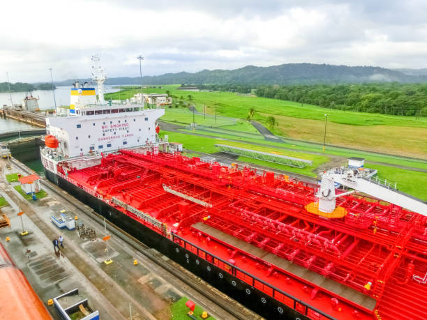 blick auf den panamakanal vom kreuzfahrtschiff - gatun stock-fotos und bilder