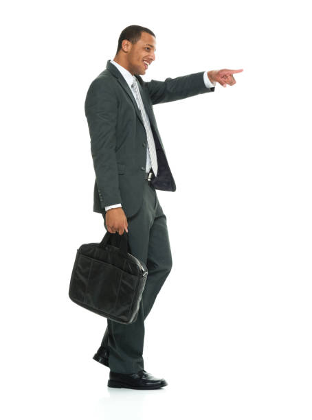 아프리카계 미국인 민족 젊은 남성 사업가 가 흰색 배경 앞에서 걷는 비즈니스 웨어를 입고 가방을 들고 - targeted businessman beautiful male 뉴스 사진 이미지