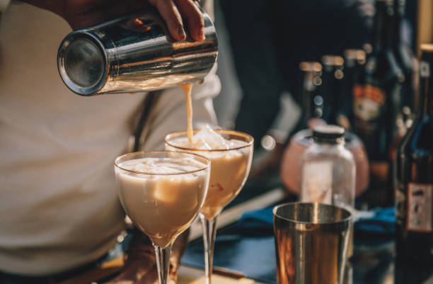 bartender bereitet irish cream likör cocktail mit shaker - sahne fotos stock-fotos und bilder