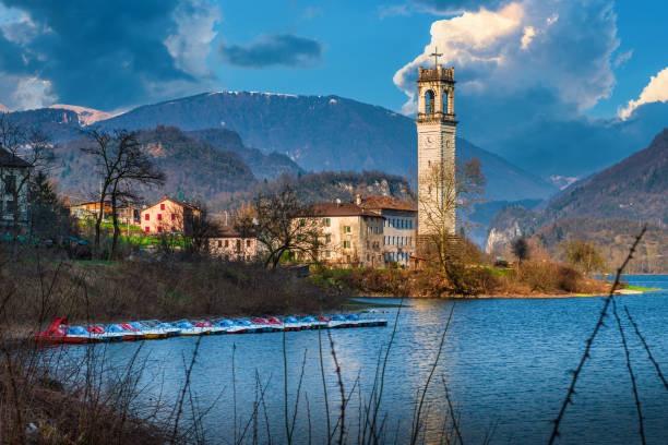 lago corlo - panorama - rocha de arsiè (belluno) - belluno veneto european alps lake - fotografias e filmes do acervo