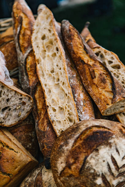 baguetes francesas - bread bread basket basket whole wheat - fotografias e filmes do acervo