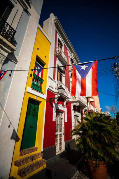 der patriotismus von puerto rico - hurricane caribbean house storm stock-fotos und bilder
