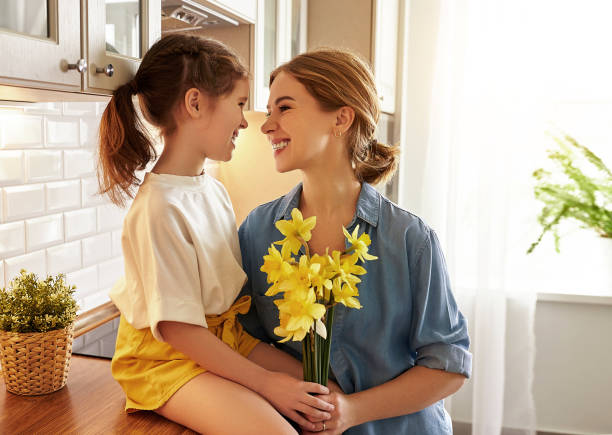 child daughter   gives mother   bouquet of flowers to narcissus - daffodil flower yellow plant imagens e fotografias de stock