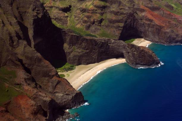 istock Na Pali Coast 1180538 1215417065