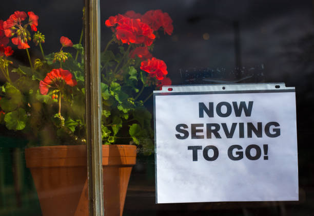 signez sur la fenêtre: maintenant serving to go! - close up truck pick up truck gear photos et images de collection