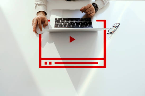 video marketing concept.hand trycka transparent vit knapp - företagande videor bildbanksfoton och bilder