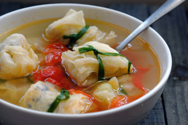 sopa de legumes veganos de repolho que recheado em tigela - indochina soup flag national flag - fotografias e filmes do acervo