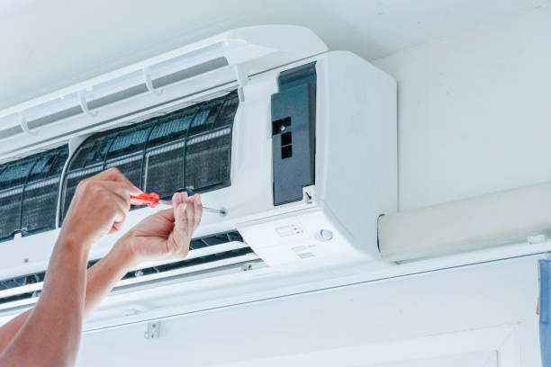 reparación de aire acondicionado por técnico - air condition fotografías e imágenes de stock