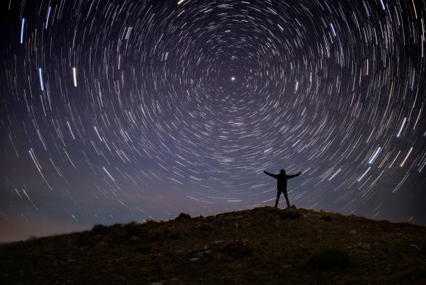 estrellas de montaña rastrea la noche del cielo - north star fotografías e imágenes de stock