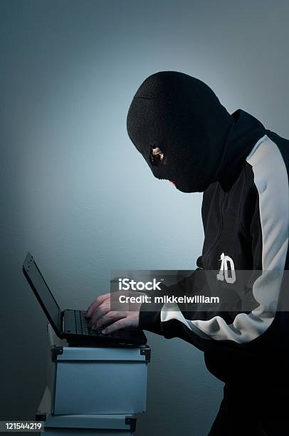 Hacker Con Maschera Funziona Su Laptop Interna - Fotografie stock e altre immagini di Computer - Computer, Dati, Rubare - Crimine