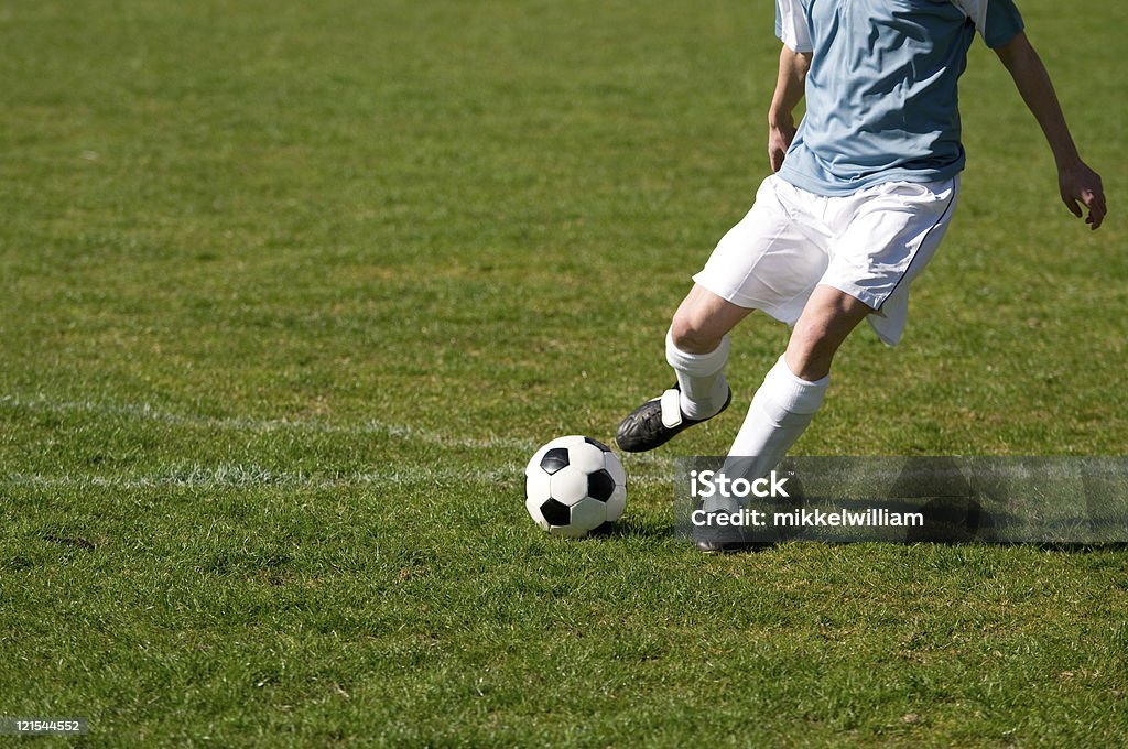 Jogador de futebol dispara Bola de Futebol no campo - Royalty-free Futebol Foto de stock