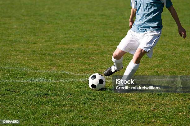 Jogador De Futebol Dispara Bola De Futebol No Campo - Fotografias de stock e mais imagens de Futebol