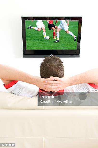 Człowiek Oglądania Meczu W Telewizji - zdjęcia stockowe i więcej obrazów Oglądać telewizję - Oglądać telewizję, Piłka nożna - Sport drużynowy, Telewizor